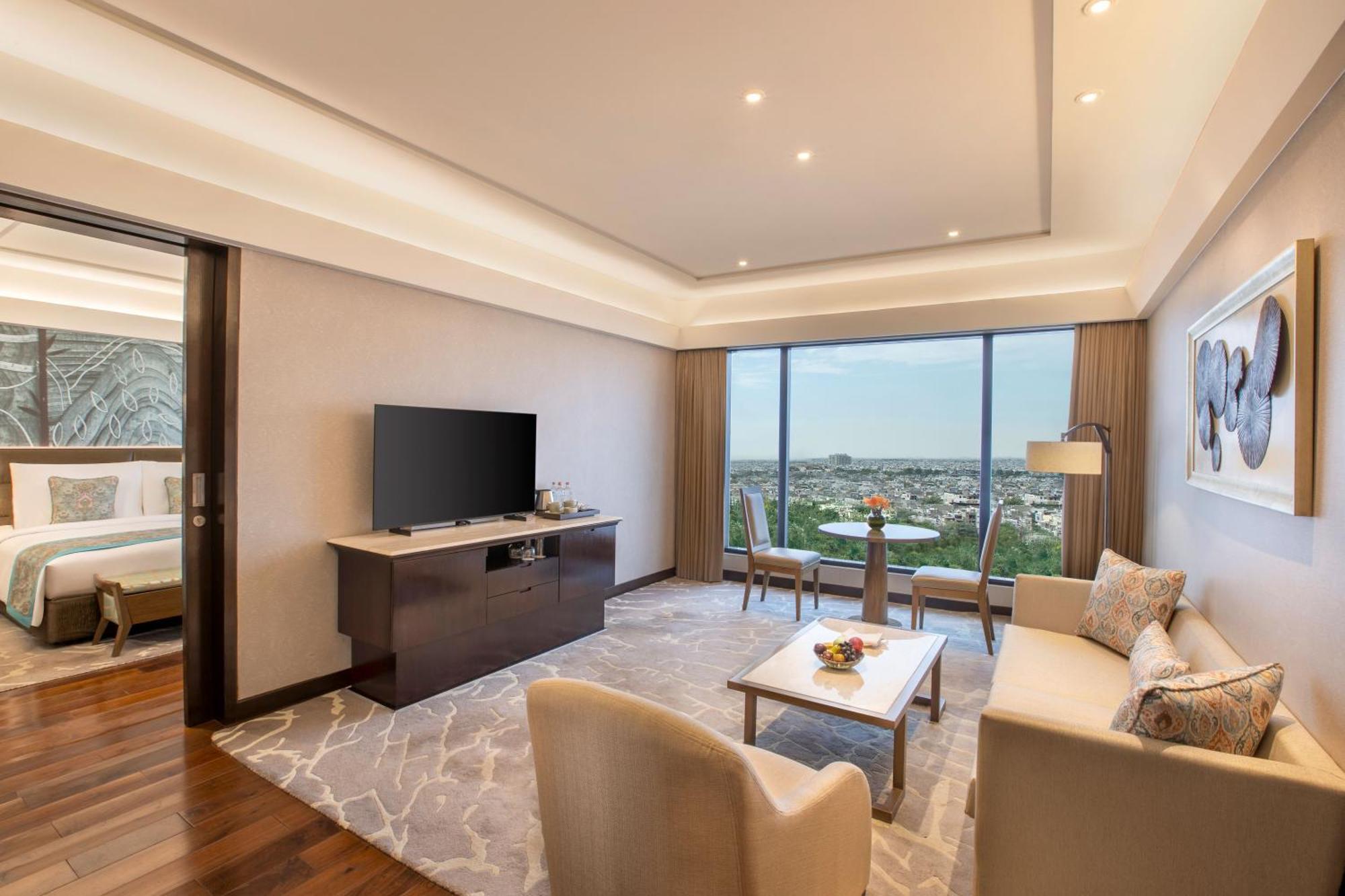 The Leela Ambience Convention Delhi Hotel 5*