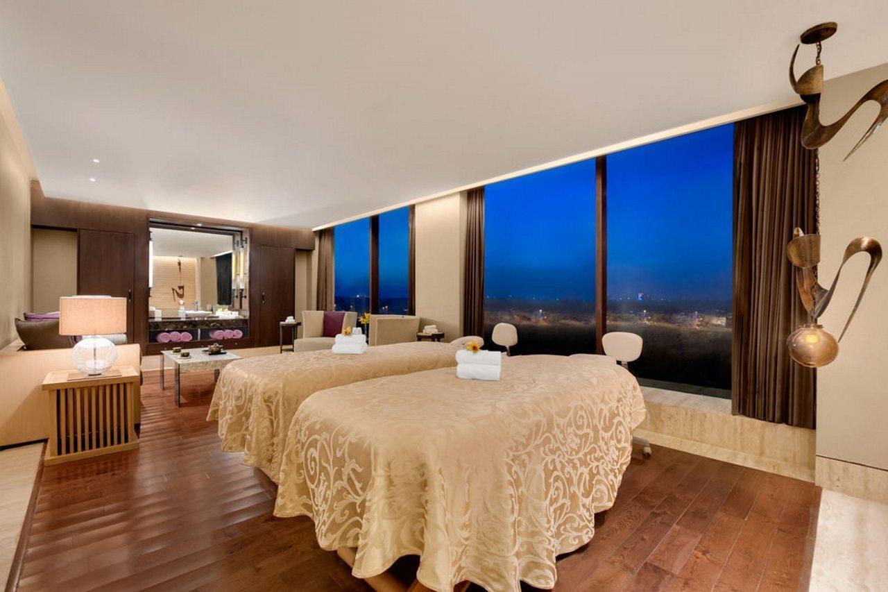 The Leela Ambience Convention Delhi 5*